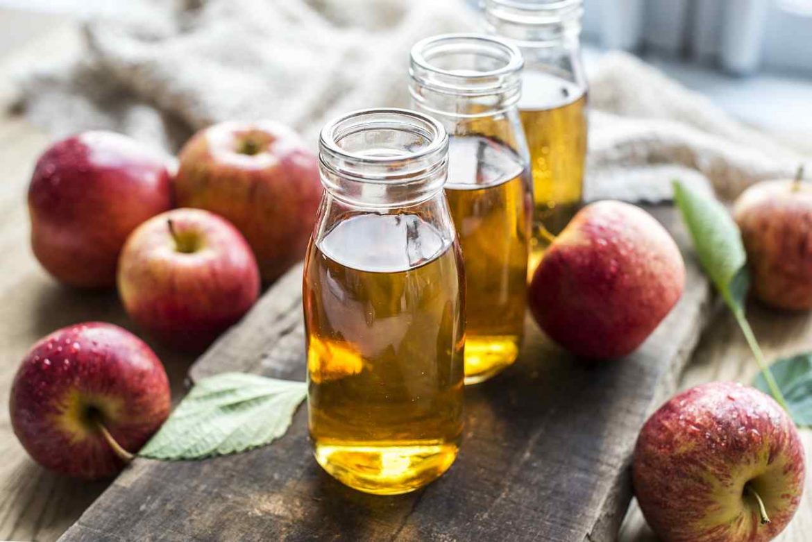 Propozycja podania: sok jabłkowy w malutkich słoiczkach w towarzystwie owoców jabłoni.